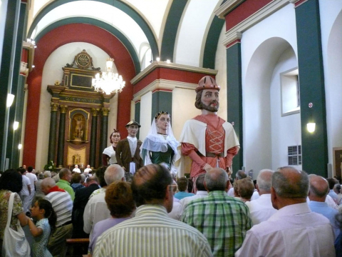Salida de gigantes, procesión y música por las calles durante las Fiestas de Burlada de 2011