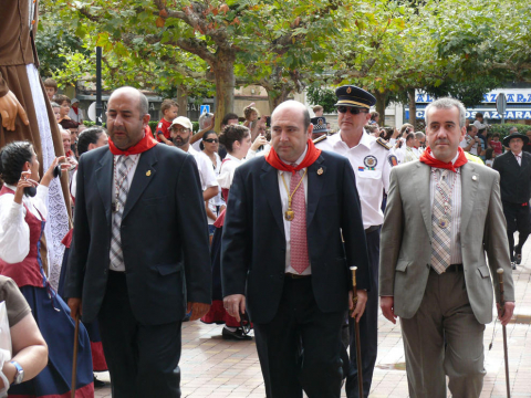 Salida de gigantes, procesión y música por las calles durante las Fiestas de Burlada de 2011