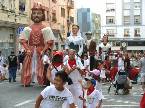 Salida de gigantes, procesión y música por las calles durante las Fiestas de Burlada de 2011
