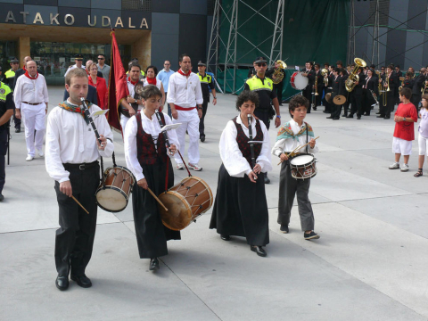 Salida de gigantes, procesión y música por las calles durante las Fiestas de Burlada de 2011