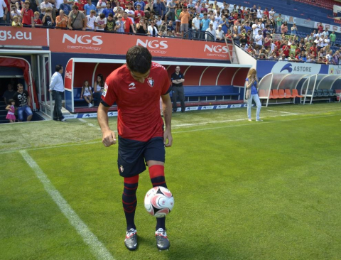 Raúl García ha sido presentado en el Reyno de Navarra como nuevo jugador de Osasuna. Antes, se ha entrenado en las instalaciones de Tajonar por primera vez con sus nuevos compañeros.