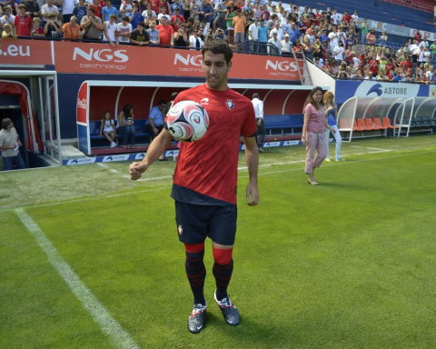 Raúl García ha sido presentado en el Reyno de Navarra como nuevo jugador de Osasuna. Antes, se ha entrenado en las instalaciones de Tajonar por primera vez con sus nuevos compañeros.