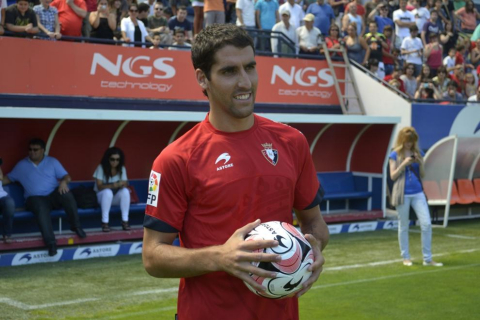 Raúl García ha sido presentado en el Reyno de Navarra como nuevo jugador de Osasuna. Antes, se ha entrenado en las instalaciones de Tajonar por primera vez con sus nuevos compañeros.