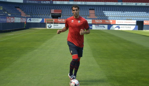 Raúl García ha sido presentado en el Reyno de Navarra como nuevo jugador de Osasuna. Antes, se ha entrenado en las instalaciones de Tajonar por primera vez con sus nuevos compañeros.