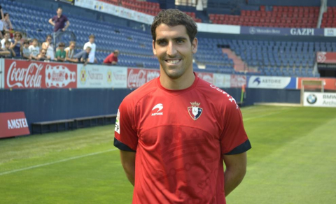 Raúl García ha sido presentado en el Reyno de Navarra como nuevo jugador de Osasuna. Antes, se ha entrenado en las instalaciones de Tajonar por primera vez con sus nuevos compañeros.