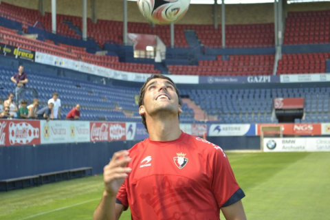 Raúl García ha sido presentado en el Reyno de Navarra como nuevo jugador de Osasuna. Antes, se ha entrenado en las instalaciones de Tajonar por primera vez con sus nuevos compañeros.