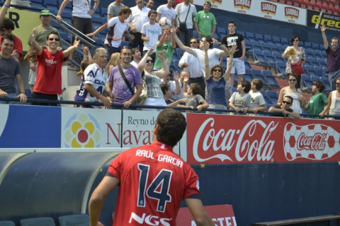 Raúl García ha sido presentado en el Reyno de Navarra como nuevo jugador de Osasuna. Antes, se ha entrenado en las instalaciones de Tajonar por primera vez con sus nuevos compañeros.