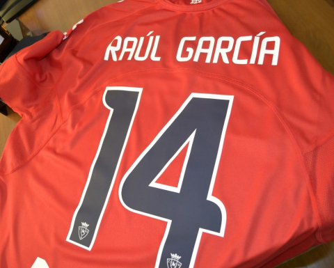 Raúl García ha sido presentado en el Reyno de Navarra como nuevo jugador de Osasuna. Antes, se ha entrenado en las instalaciones de Tajonar por primera vez con sus nuevos compañeros.