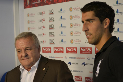 Raúl García ha sido presentado en el Reyno de Navarra como nuevo jugador de Osasuna. Antes, se ha entrenado en las instalaciones de Tajonar por primera vez con sus nuevos compañeros.