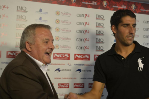 Raúl García ha sido presentado en el Reyno de Navarra como nuevo jugador de Osasuna. Antes, se ha entrenado en las instalaciones de Tajonar por primera vez con sus nuevos compañeros.