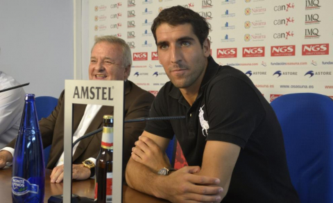 Raúl García ha sido presentado en el Reyno de Navarra como nuevo jugador de Osasuna. Antes, se ha entrenado en las instalaciones de Tajonar por primera vez con sus nuevos compañeros.