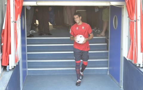 Raúl García ha sido presentado en el Reyno de Navarra como nuevo jugador de Osasuna. Antes, se ha entrenado en las instalaciones de Tajonar por primera vez con sus nuevos compañeros.