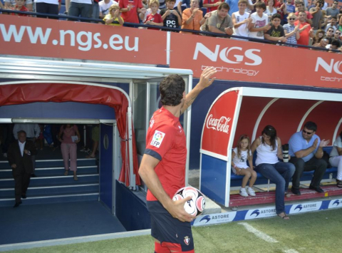 Raúl García ha sido presentado en el Reyno de Navarra como nuevo jugador de Osasuna. Antes, se ha entrenado en las instalaciones de Tajonar por primera vez con sus nuevos compañeros.