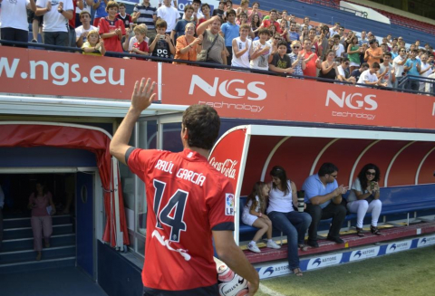 Raúl García ha sido presentado en el Reyno de Navarra como nuevo jugador de Osasuna. Antes, se ha entrenado en las instalaciones de Tajonar por primera vez con sus nuevos compañeros.