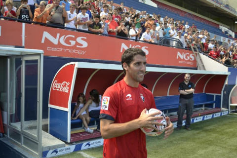 Raúl García ha sido presentado en el Reyno de Navarra como nuevo jugador de Osasuna. Antes, se ha entrenado en las instalaciones de Tajonar por primera vez con sus nuevos compañeros.