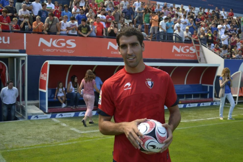 Raúl García ha sido presentado en el Reyno de Navarra como nuevo jugador de Osasuna. Antes, se ha entrenado en las instalaciones de Tajonar por primera vez con sus nuevos compañeros.