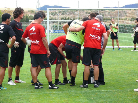 La nota negativa del entrenamiento en Tajonar ha sido la lesión de Echaide, que se ha visto obligado a retirarse por un problema en la rodilla izquierda y, aunque parece una lesión de importancia, no se conocerá el diagnóstico hasta realizarle una resonancia magnética en la Clínica San Miguel de Pamplona.