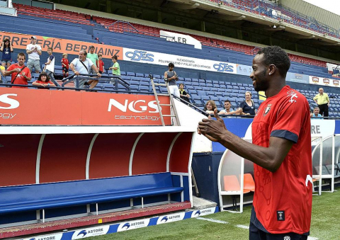 El extremo belga de origen marfileño Roland Lamah, de 23 años, ha sido presentado oficialmente este martes como nuevo jugador de Osasuna para las tres próximas temporadas -con opción a una cuarta-. El traspaso se ha cerrado por un millón de euros y la cláusula del jugador pasará a ser de 7 millones.