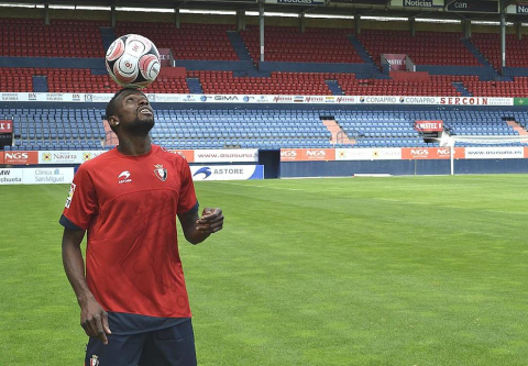 El extremo belga de origen marfileño Roland Lamah, de 23 años, ha sido presentado oficialmente este martes como nuevo jugador de Osasuna para las tres próximas temporadas -con opción a una cuarta-. El traspaso se ha cerrado por un millón de euros y la cláusula del jugador pasará a ser de 7 millones.
