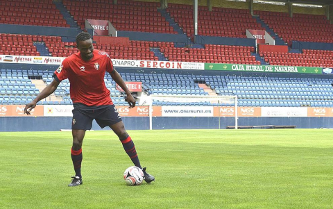 El extremo belga de origen marfileño Roland Lamah, de 23 años, ha sido presentado oficialmente este martes como nuevo jugador de Osasuna para las tres próximas temporadas -con opción a una cuarta-. El traspaso se ha cerrado por un millón de euros y la cláusula del jugador pasará a ser de 7 millones.