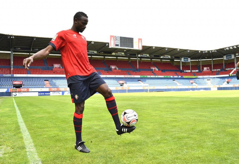 El extremo belga de origen marfileño Roland Lamah, de 23 años, ha sido presentado oficialmente este martes como nuevo jugador de Osasuna para las tres próximas temporadas -con opción a una cuarta-. El traspaso se ha cerrado por un millón de euros y la cláusula del jugador pasará a ser de 7 millones.