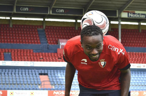 El extremo belga de origen marfileño Roland Lamah, de 23 años, ha sido presentado oficialmente este martes como nuevo jugador de Osasuna para las tres próximas temporadas -con opción a una cuarta-. El traspaso se ha cerrado por un millón de euros y la cláusula del jugador pasará a ser de 7 millones.