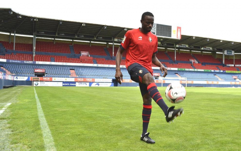 El extremo belga de origen marfileño Roland Lamah, de 23 años, ha sido presentado oficialmente este martes como nuevo jugador de Osasuna para las tres próximas temporadas -con opción a una cuarta-. El traspaso se ha cerrado por un millón de euros y la cláusula del jugador pasará a ser de 7 millones.