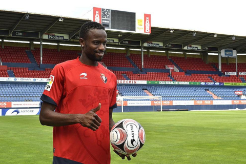 El extremo belga de origen marfileño Roland Lamah, de 23 años, ha sido presentado oficialmente este martes como nuevo jugador de Osasuna para las tres próximas temporadas -con opción a una cuarta-. El traspaso se ha cerrado por un millón de euros y la cláusula del jugador pasará a ser de 7 millones.