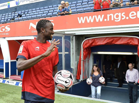 El extremo belga de origen marfileño Roland Lamah, de 23 años, ha sido presentado oficialmente este martes como nuevo jugador de Osasuna para las tres próximas temporadas -con opción a una cuarta-. El traspaso se ha cerrado por un millón de euros y la cláusula del jugador pasará a ser de 7 millones.