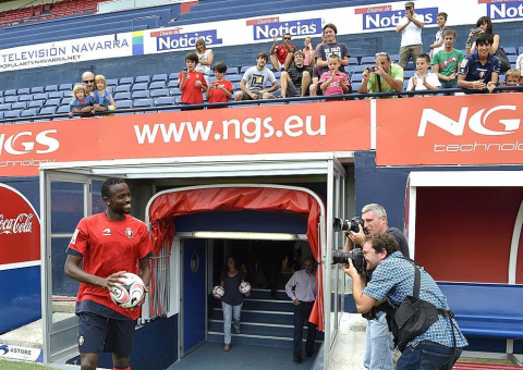 El extremo belga de origen marfileño Roland Lamah, de 23 años, ha sido presentado oficialmente este martes como nuevo jugador de Osasuna para las tres próximas temporadas -con opción a una cuarta-. El traspaso se ha cerrado por un millón de euros y la cláusula del jugador pasará a ser de 7 millones.