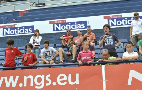 El extremo belga de origen marfileño Roland Lamah, de 23 años, ha sido presentado oficialmente este martes como nuevo jugador de Osasuna para las tres próximas temporadas -con opción a una cuarta-. El traspaso se ha cerrado por un millón de euros y la cláusula del jugador pasará a ser de 7 millones.