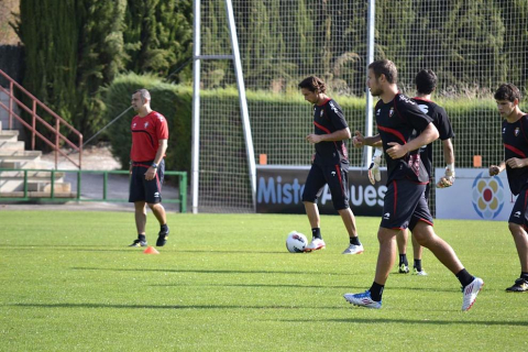 La plantilla de Osasuna ha realizado un corto pero intenso entrenamiento este jueves en Tajonar. Durante una hora, los jugadores de José Luis Mendilibar han trabajado la presión a gran ritmo con diferentes ejercicios.