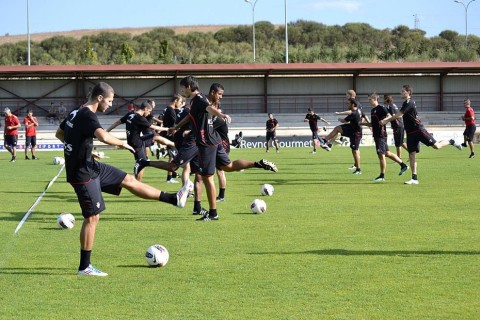 La plantilla de Osasuna ha realizado un corto pero intenso entrenamiento este jueves en Tajonar. Durante una hora, los jugadores de José Luis Mendilibar han trabajado la presión a gran ritmo con diferentes ejercicios.