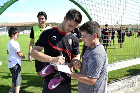 La plantilla de Osasuna ha realizado un corto pero intenso entrenamiento este jueves en Tajonar. Durante una hora, los jugadores de José Luis Mendilibar han trabajado la presión a gran ritmo con diferentes ejercicios.
