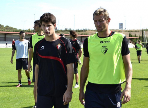 La plantilla de Osasuna ha realizado un corto pero intenso entrenamiento este jueves en Tajonar. Durante una hora, los jugadores de José Luis Mendilibar han trabajado la presión a gran ritmo con diferentes ejercicios.