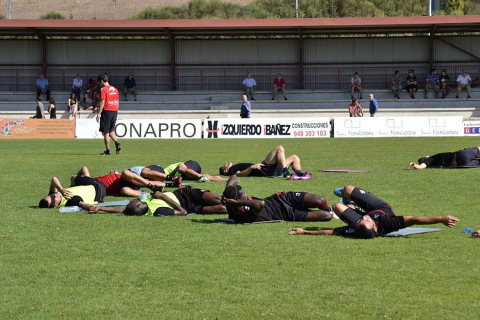 La plantilla de Osasuna ha realizado un corto pero intenso entrenamiento este jueves en Tajonar. Durante una hora, los jugadores de José Luis Mendilibar han trabajado la presión a gran ritmo con diferentes ejercicios.