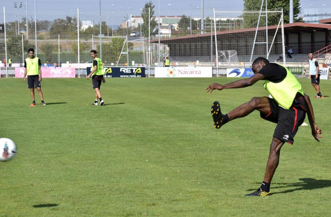 La plantilla de Osasuna ha realizado un corto pero intenso entrenamiento este jueves en Tajonar. Durante una hora, los jugadores de José Luis Mendilibar han trabajado la presión a gran ritmo con diferentes ejercicios.