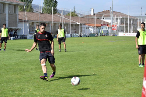 La plantilla de Osasuna ha realizado un corto pero intenso entrenamiento este jueves en Tajonar. Durante una hora, los jugadores de José Luis Mendilibar han trabajado la presión a gran ritmo con diferentes ejercicios.