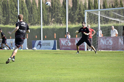 La plantilla de Osasuna ha realizado un corto pero intenso entrenamiento este jueves en Tajonar. Durante una hora, los jugadores de José Luis Mendilibar han trabajado la presión a gran ritmo con diferentes ejercicios.