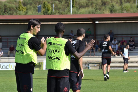 La plantilla de Osasuna ha realizado un corto pero intenso entrenamiento este jueves en Tajonar. Durante una hora, los jugadores de José Luis Mendilibar han trabajado la presión a gran ritmo con diferentes ejercicios.