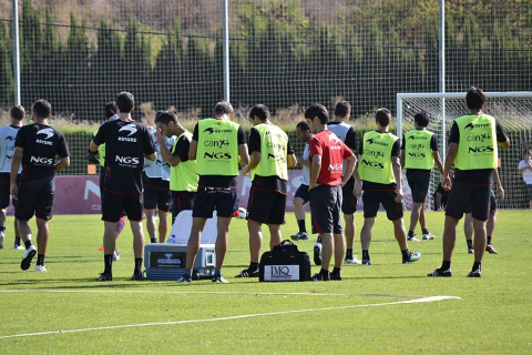 La plantilla de Osasuna ha realizado un corto pero intenso entrenamiento este jueves en Tajonar. Durante una hora, los jugadores de José Luis Mendilibar han trabajado la presión a gran ritmo con diferentes ejercicios.