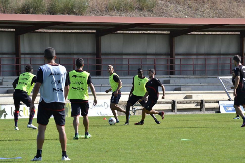 La plantilla de Osasuna ha realizado un corto pero intenso entrenamiento este jueves en Tajonar. Durante una hora, los jugadores de José Luis Mendilibar han trabajado la presión a gran ritmo con diferentes ejercicios.