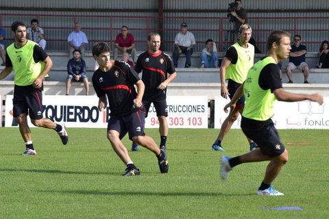 La plantilla de Osasuna ha realizado un corto pero intenso entrenamiento este jueves en Tajonar. Durante una hora, los jugadores de José Luis Mendilibar han trabajado la presión a gran ritmo con diferentes ejercicios.