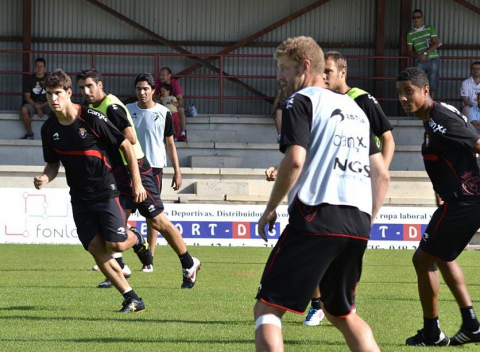 La plantilla de Osasuna ha realizado un corto pero intenso entrenamiento este jueves en Tajonar. Durante una hora, los jugadores de José Luis Mendilibar han trabajado la presión a gran ritmo con diferentes ejercicios.