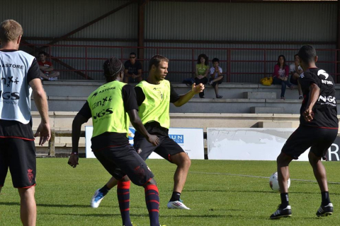 La plantilla de Osasuna ha realizado un corto pero intenso entrenamiento este jueves en Tajonar. Durante una hora, los jugadores de José Luis Mendilibar han trabajado la presión a gran ritmo con diferentes ejercicios.