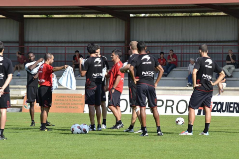 La plantilla de Osasuna ha realizado un corto pero intenso entrenamiento este jueves en Tajonar. Durante una hora, los jugadores de José Luis Mendilibar han trabajado la presión a gran ritmo con diferentes ejercicios.