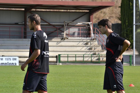 La plantilla de Osasuna ha realizado un corto pero intenso entrenamiento este jueves en Tajonar. Durante una hora, los jugadores de José Luis Mendilibar han trabajado la presión a gran ritmo con diferentes ejercicios.