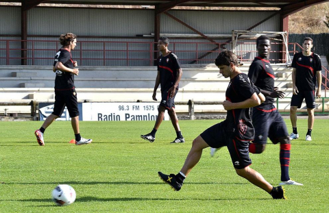 La plantilla de Osasuna ha realizado un corto pero intenso entrenamiento este jueves en Tajonar. Durante una hora, los jugadores de José Luis Mendilibar han trabajado la presión a gran ritmo con diferentes ejercicios.