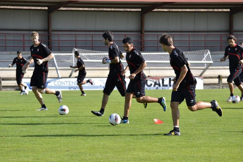 La plantilla de Osasuna ha realizado un corto pero intenso entrenamiento este jueves en Tajonar. Durante una hora, los jugadores de José Luis Mendilibar han trabajado la presión a gran ritmo con diferentes ejercicios.