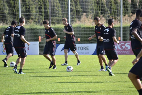 La plantilla de Osasuna ha realizado un corto pero intenso entrenamiento este jueves en Tajonar. Durante una hora, los jugadores de José Luis Mendilibar han trabajado la presión a gran ritmo con diferentes ejercicios.
